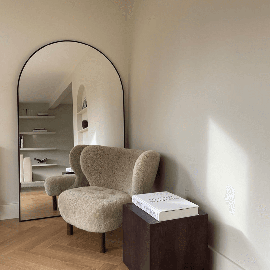 Large arched mirrors add an artistic touch to your home — 3